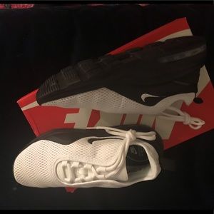 Nike NEW Airmax Motion 2 BLACK AND WHITE size 8